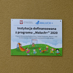 Tabliczka informująca, że instytucja jest dofinansowana z rządowego programu Maluch+ 2020