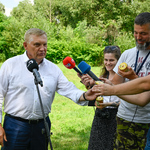 Prezydent Tadeusz Truskolaski wręcza dziennikarzom słoiczki z miodem z miejskiej pasieki