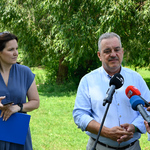 Dyrektor Departamentu Gospodarki Komunalnej Andrzej Karolski przemawia do mikrofonu, po lewej stoi Rzecznik Prezydenta Urszula Boublej