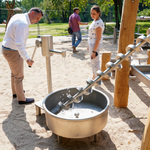 Zastępca Prezydenta Przemysław Tuchliński sprawdza działanie jednej z atrakcji wodnego parku