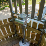 Ręczna pompa zainstalowana na wieżyczce w parku wodnym