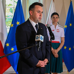 Zastępca prezydenta Przemysław Tuchliński przemawia do mikrofonu podczas konferencji