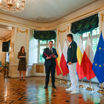 Zastępca prezydenta Przemysław Tuchliński rozmawia z reprezentantem Polski Damianem Czykierem