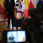 Reprezentantka Polski Marlena Gola przemawia do mikrofonu podczas konferencji, za nią stoi Zastępca Prezydenta Przemysław Tuchliński