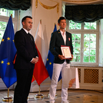 Zastępca prezydenta Przemysław Tuchliński i reprezentant Polski Damian Czykier pozują do pamiątkowego zdjęcia