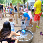 Dzieci podczas zabawy wodnymi urządzeniami