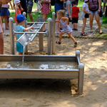 Dzieci podczas zabawy na wodnym placu zabaw