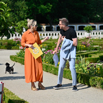 Rozmawiający w ogrodach prezenterzy - Małgorzata Ohme oraz Filip Chajzer