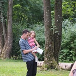 Mężczyzna z córką czytają mapkę i wskazówki dotyczące gry terenowej