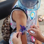 Animatorka robi tatuaż dziewczynce na ramieniu