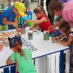Dzieci kolorujące mazakami drewniane puzzle w kształcie drzew