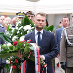 Poseł Krzysztof Truskolaski składa kwiaty pod pomnikiem żołnierzy Armii Krajowej