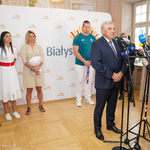 Prezydent Miasta Tadeusz Truskolaski przemawia do mikrofonu podczas spotkania z olimpijczykami