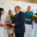 Prezydent Miasta Tadeusz Truskolaski gratuluje Marlenie Golej