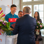 Prezydent Miasta Tadeusz Truskolaski gratuluje Damianowi Czykierowi