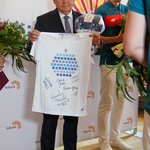 Prezydent Miasta Tadeusz Truskolaski pozuje do zdjęcia z koszulką z podpisami olimpijczyków