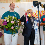 Prezydent Miasta Tadeusz Truskolaski pozuje do wspólnego zdjęcia z Wojciechem Nowickim i złotym medalem olimpijskim