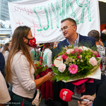 Zastępca Prezydenta Rafał Rudnicki wita się z olimpijką