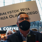 Zastępca Prezydenta Rafał Rudnicki na warszawskim lotnisku oczekujący na powitanie olimpijczyków