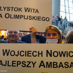 Delegacja na warszawskim lotnisku oczekujący na powitanie olimpijczyków