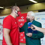 Wojciech Nowicki, złoty medalista, rozmawia z członkiem Podlaskiej Rady Olimpijskiej