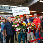Delegacja witająca olimpijczyków pozuje do wspólnego zdjęcia z trenerką Malwiną Sobierajską-Wojtulewicz