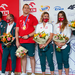 Wojciech Nowicki pozujący na tle ścianki z logotypami sponsorów do wspólnego zdjęcia z trenerką Malwiną Sobierajską-Wojtulewicz i innymi olimpijczykami