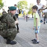 Dziecko rozmawia z żołnierzem
