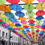 Kolorowe parasole nad ulicą Kilińskiego