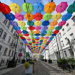 Kolorowe parasole nad ulicą Kilińskiego