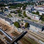 Widok z góry na tory kolejowe, pociągi i budynki