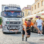 Zawodnik Strongman ciągnie TIRa ulicą