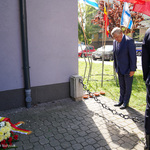 Kwiaty pod tablicą upamiętniającą Icchocka Malmeda składa Prezydent Miasta Tadeusz Truskolaski