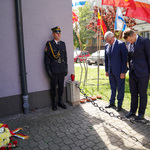 Kwiaty pod tablicą upamiętniającą Icchocka Malmeda składa poseł Robert Tyszkiewicz oraz poseł Krzysztof Truskolaski