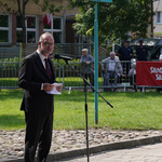 Przedstawiciel Ambasady Republiki Federalnej Niemiec Robert von Rimscha przemawia do mikrofonu