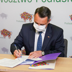 Zastępca Prezydenta Przemysław Tuchliński podpisuje dokumenty