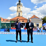 Prezydent Miasta Tadeusz Truskolaski wraz z mężczyzną prowadzącym wydarzenie przemawiają przez mikrofon