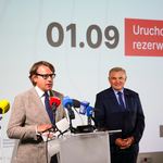 Od lewej Wojciech Śleszyński przemawia z mównicy, po jego prawej stronie Prezydent Miasta Tadeusz Truskolaski