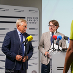 Po lewej Prezydent Miasta Tadeusz Truskolaski, po prawej Wojciech Śleszyński rozmawiają podczas konferencji
