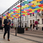 Zastępca Prezydenta Rafał Rudnicki wraz z  Prezydentem Miasta Rzeszowa Konradem Fijołkiem idą ulicą Kilińskiego, nad którą wisi instalacja z kolorowymi parasolkami