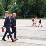 Zastępca Prezydenta Rafał Rudnicki wraz z  Prezydentem Miasta Rzeszowa Konradem Fijołkiem idą Placem Jana Pawła II