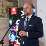 Prezydent Miasta Rzeszowa Konrad Fijołek przemawia do mikrofonu