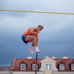 Lekkoatleta oddaje skok o tyczce