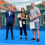 Zastępca Prezydenta Rafał Rudnicki, złoty medalista olimpijski Wojciech Nowicki oraz wolontariuszka