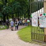 Wejście przez bramę do Ogrodu Branickich, w środku alejką idący ludzie