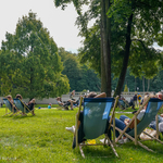 Widok na park i stawy w Ogrodzie Branickich, w pierwszym planie ludzie odpoczywający na leżakach