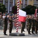 Żołnierze w barwach 18. Pułku Rozpoznawczego uroczyście wciągają flagę Polski na maszt