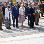 Przedstawiciele rodzin żołnierzy poległych składają kwiaty pod pomnikiem Józefa Piłsudskiego