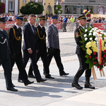 Zastępca Prezydenta Rafał Rudnicki w asyście mundurowych składa wieniec pod pomnikiem Józefa Piłsudskiego