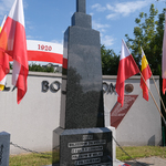 Pomnik żołnierzy poległych w walce z Bolszewikami, pod którym leżą złożone wieńce i znicze